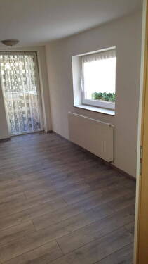 Wohnzimmer mit Balkontür - 