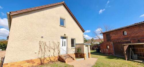 Hausansicht - (KI generiert) - Ländlicher Charme: Einfamilienhaus mit wunderschönem Garten und Scheune