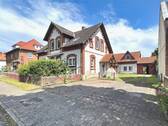 Seitenansicht vorne rechts - Preissenkung mietfreies Mehrfamilienhaus Ihr Invest - WOHNEN, VERMIETEN, BAUEN auf 1633 m² in Unterlüß leerstehend