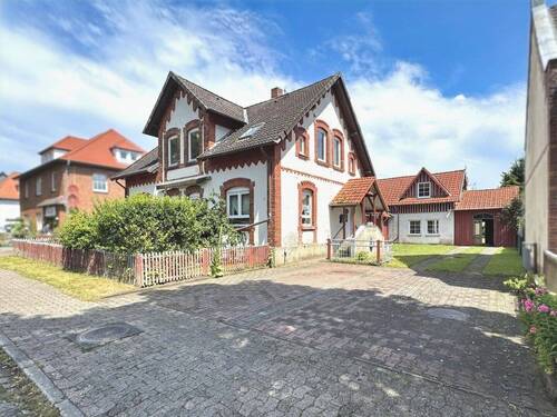 Seitenansicht vorne rechts - Preissenkung mietfreies Mehrfamilienhaus Ihr Invest - WOHNEN, VERMIETEN, BAUEN auf 1633 m² in Unterlüß leerstehend