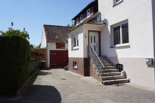 Zufahrt / Nebengebäude - 5 Zimmer Mehrfamilienhaus, Wohnhaus zum Kaufen in Peine