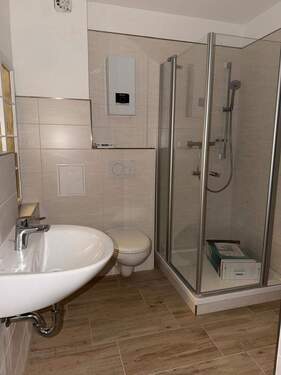 Modernes Bad mit Dusche - 