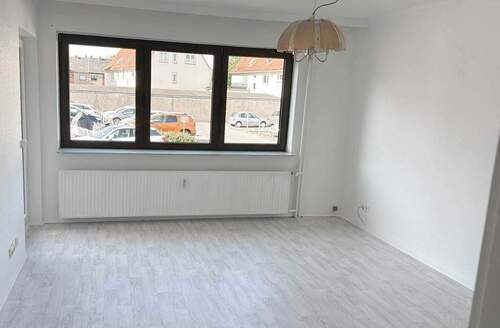 Wohnzimmer mit Ausgang auf den Balkon - 3 Zimmer Etagenwohnung in Preetz