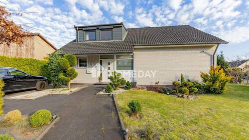 Außenansicht 1 - Schickes Einfamilienhaus in Feldrandlage - viel Platz, Garten, große Terrasse & modernste Technik