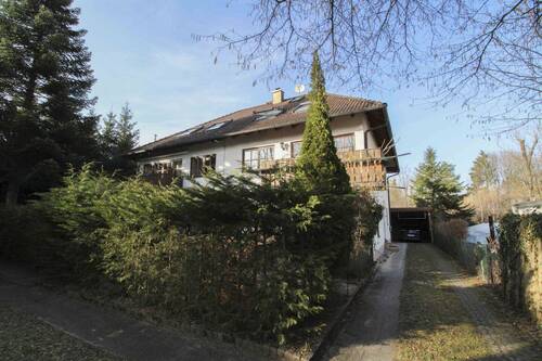 Außenansicht mit Einfahrt - 