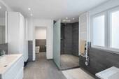 Bad mit XXL Dusche und separatem WC-Bereich - 