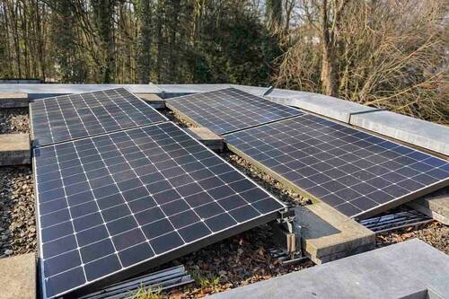 Das Dach ist mit Solarmodulen ausgestattet - 