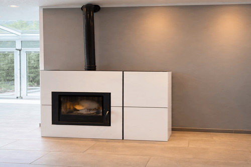 Moderner Pelletofen als stilvoler Blickfang im Wohnbereich - 