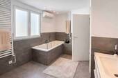 Modernes Tageslichtbad mit Badewanne und Duschtempel - 