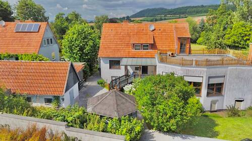 Rückansicht mit Garten und Nebengebäuden - 