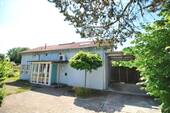 Außenansicht Eingangsbereich mit Carport - Gemütlich wohnen im Grünen - 390.000,00 EUR Kaufpreis, ca.  138,00 m² Wohnfläche