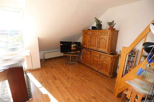 Wohnbereich mit Treppe in den ausgebauten Spitzboden - 2 Zimmer Etagenwohnung in Gifhorn / Kästorf