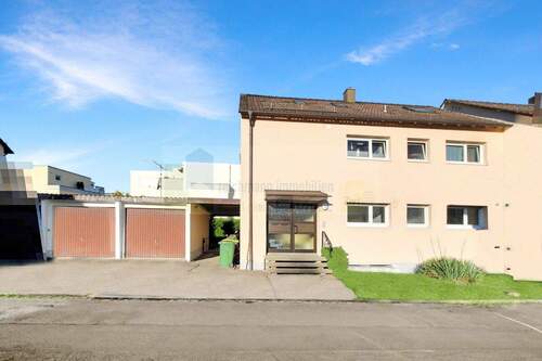 Ansicht_Eingangsbereich - Bad Dürrheim - Doppelhaushälfte mit Potenzial, solider Massivbau mit 2 Wohneinheiten, Balkon, Terrasse und 2 Garagen in ruhiger Sackgassenlage !