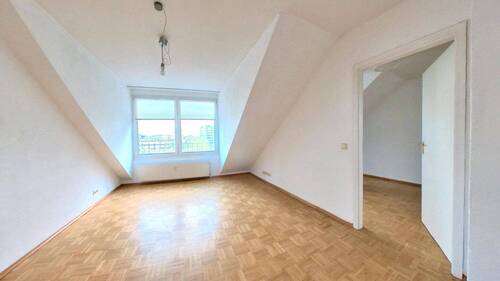 Wohnzimmer Richtung Fenster - 2 Zimmer Etagenwohnung zum Kaufen in Hamburg