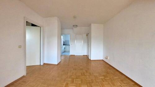 Wohnzimmer Richtung Küche - 2 Zimmer Etagenwohnung in Hamburg