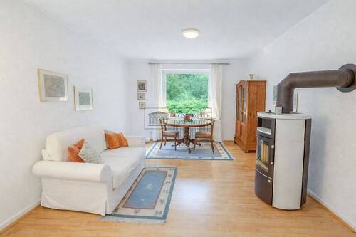 Wohnzimmer - Idyllisches Wohnen im Grünen - 580.000,00&nbsp;EUR Kaufpreis, ca.&nbsp; 121,00&nbsp;m&sup2;&nbsp;Wohnfl&auml;che