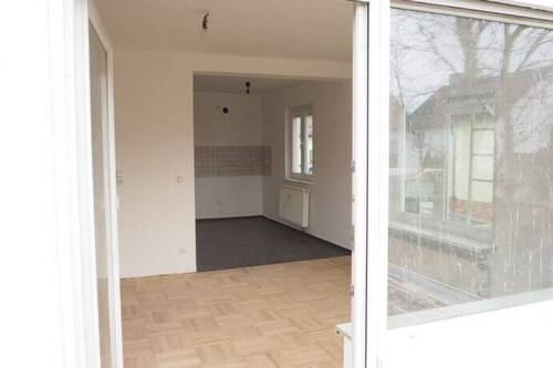 Blick von der Terrasse in Wohnraum und Küche - 