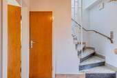 Flur und Treppe ins Dachgeschoss - 