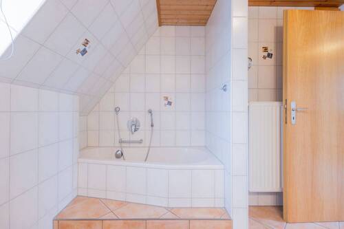 Vollbad mit Badewanne im DG - 