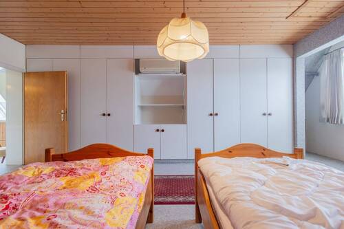 großes Schlafzimmer mit Einbauschrank - 