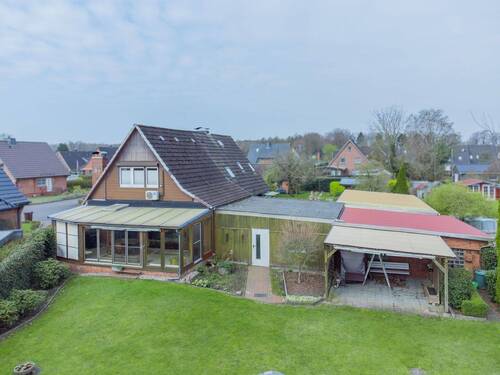 Hausansicht mit Nebengeböuden - 