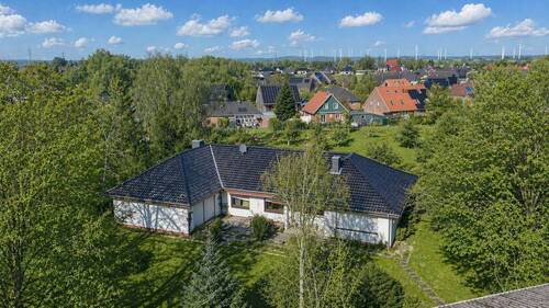 Titelbild - Komfortables Wohnen auf einer Ebene - Bungalow mit exklusiver Wellnessoase und Indoor-Pool