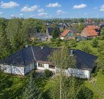 Komfortables Wohnen auf einer Ebene - Bungalow mit exklusiver Wellnessoase und Indoor-Pool - Wilster