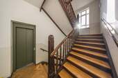 Treppenhaus mit Fahrstuhl - 