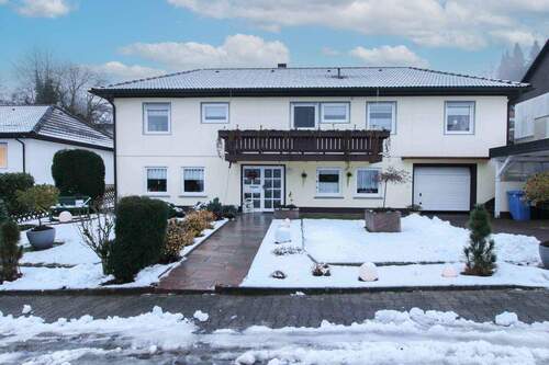 Vorderansicht - Großzügiges Familienhaus mit Garten und gemütlicher Wohnatmosphäre