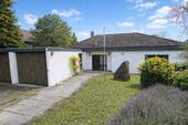 Vorderansicht - Wohnen im Grünen: Winkelbungalow mit Einliegerwohnung in Mühlacker-Dürrmenz