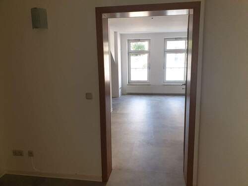 Flur mit Blick auf Wohnraum - 