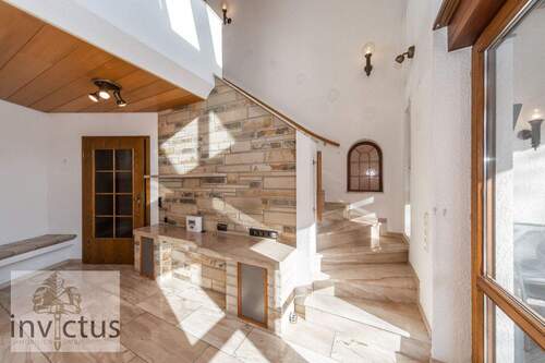 Treppenaufgang zur Galerie - 