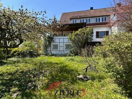1-Außenansicht neu - Fantastische Aussicht vom großen Balkon in TOP Lage! 1-2-Familienhaus, schöner Garten, 2 Garagen!