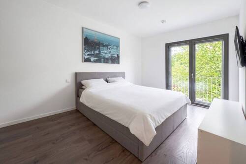 Schlafbereich optisch vom Wohnraum abgegrenzt - 