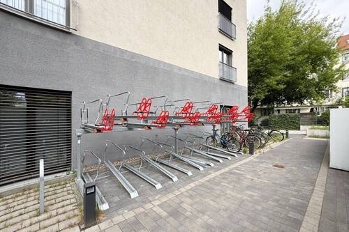 Weitere Fahrradständer am Haus - 