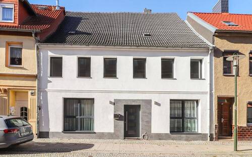 Straßenfront - 8 Zimmer Reihenmittelhaus zum Kaufen in Egeln