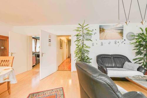 Wohnzimmer - 1 Zimmer Mehrfamilienhaus, Wohnhaus zum Kaufen in Pfullingen