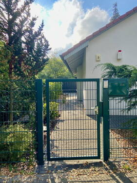 Hausseite li m. Eingangspforte - 