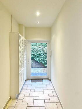 Flur fotografiert v. Küche aus - 