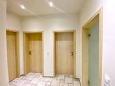 Flur m. Türen zu Bad Kzi + SZ - 
