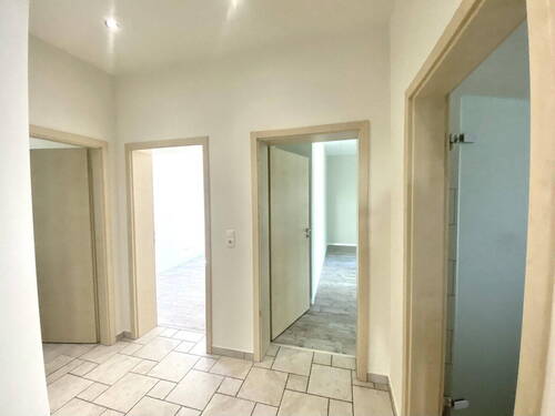 Flur m. Türen zu Bad, Kzi + SZ - 