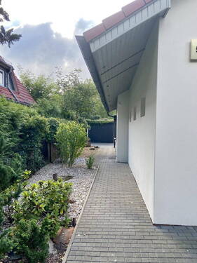 Hausseite li - Weg zur Garage - 