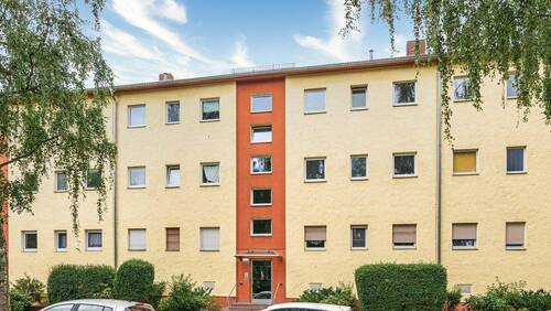 Hausansicht - Charmante 2,5 Zimmer mit Balkon in gepflegtem Mehrfamilienhaus
