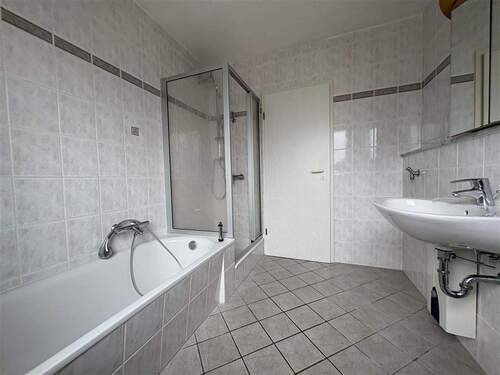 Badezimmer mit Fenster, Dusche und Badewanne - 