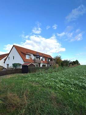 Hausansicht zum Feldrand - 3-Zimmer Domizil am Feldrand mit Weitblick