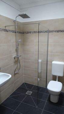 Bad mit bodengleicher Regendusche - 