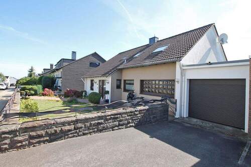 Straßenansicht, Garage - Etagenwohnung mit 220,00 m&sup2; in Wetter zum Kaufen