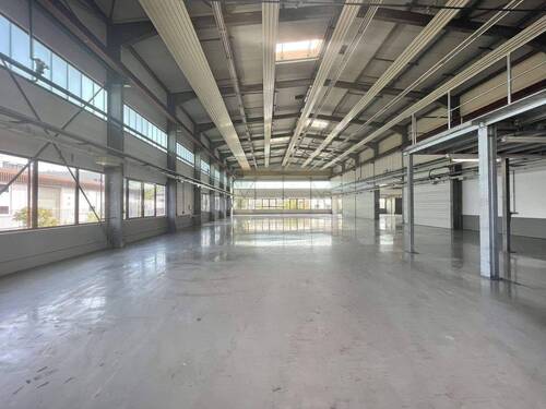 1. Halle - Moderner Fertigungsbetrieb mit Hallen und Bürokomplex