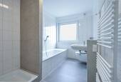 Badezimmer mit Dusche und Badewanne - 