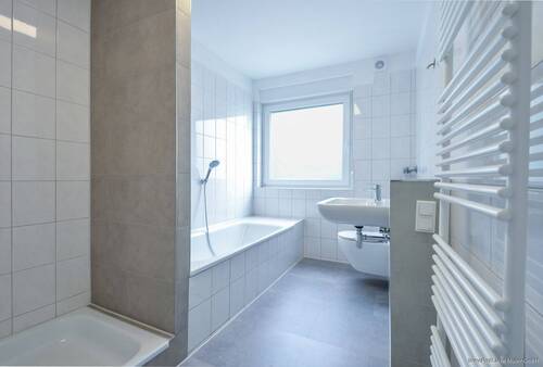 Badezimmer mit Dusche und Badewanne - 